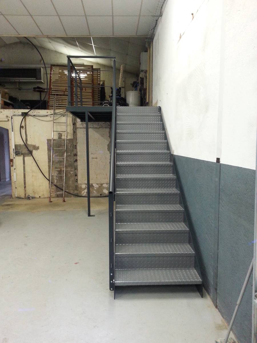 Conception d’escalier autoporté en métal avec marche suspendue et finition personnalisée par un artisan métallier expérimenté Ambérieu-en-Bugey 01500 Ain