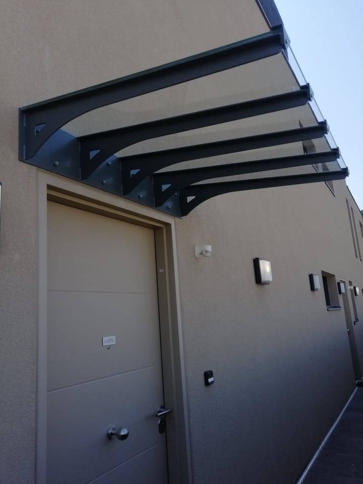 Fabrication de carport métallique sur mesure pour protéger les véhicules dans des environnements variés par un artisan métallier qualifié Meximieux 01800 Ain près de Miribel