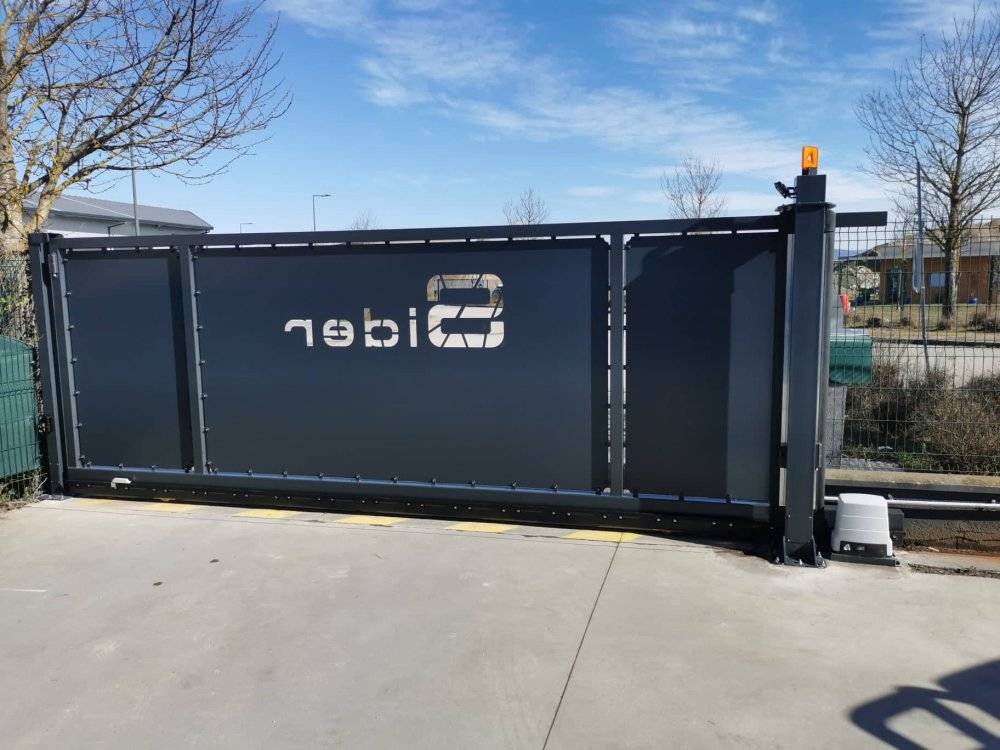 Réalisation de portail personnalisé en acier avec système motorisé et finition premium par une entreprise spécialisée Bourgoin-Jallieu 38300 Isère