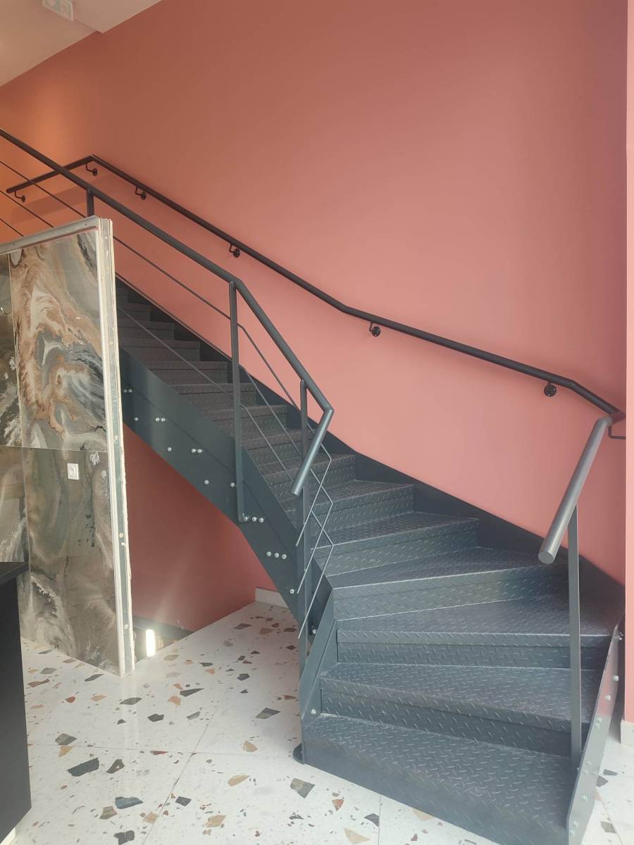 Création d’escalier en acier quart tournant intérieur pour optimiser les espaces restreints par un spécialiste en métallerie Ambérieu-en-Bugey 01500 Ain