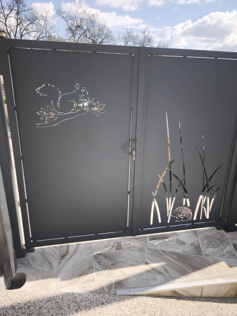 Création d’un portail en acier motorisé avec design personnalisé pour résidences haut de gamme par un artisan métallier qualifié Bourg-en-Bresse 01 Ain