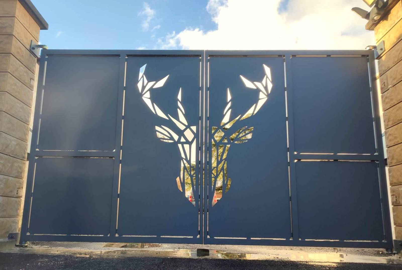 Fabrication sur mesure de portail métallique avec ouverture manuelle et sécurité renforcée par une entreprise spécialisée Bourgoin-Jallieu 38300 Isère