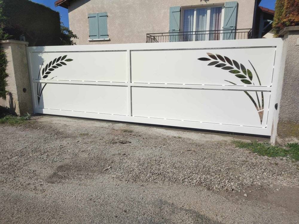 Réalisation de portail en métal coulissant avec ouverture motorisée adaptée pour professionnels et industries par une entreprise spécialisée Bourgoin-Jallieu 38300 Isère