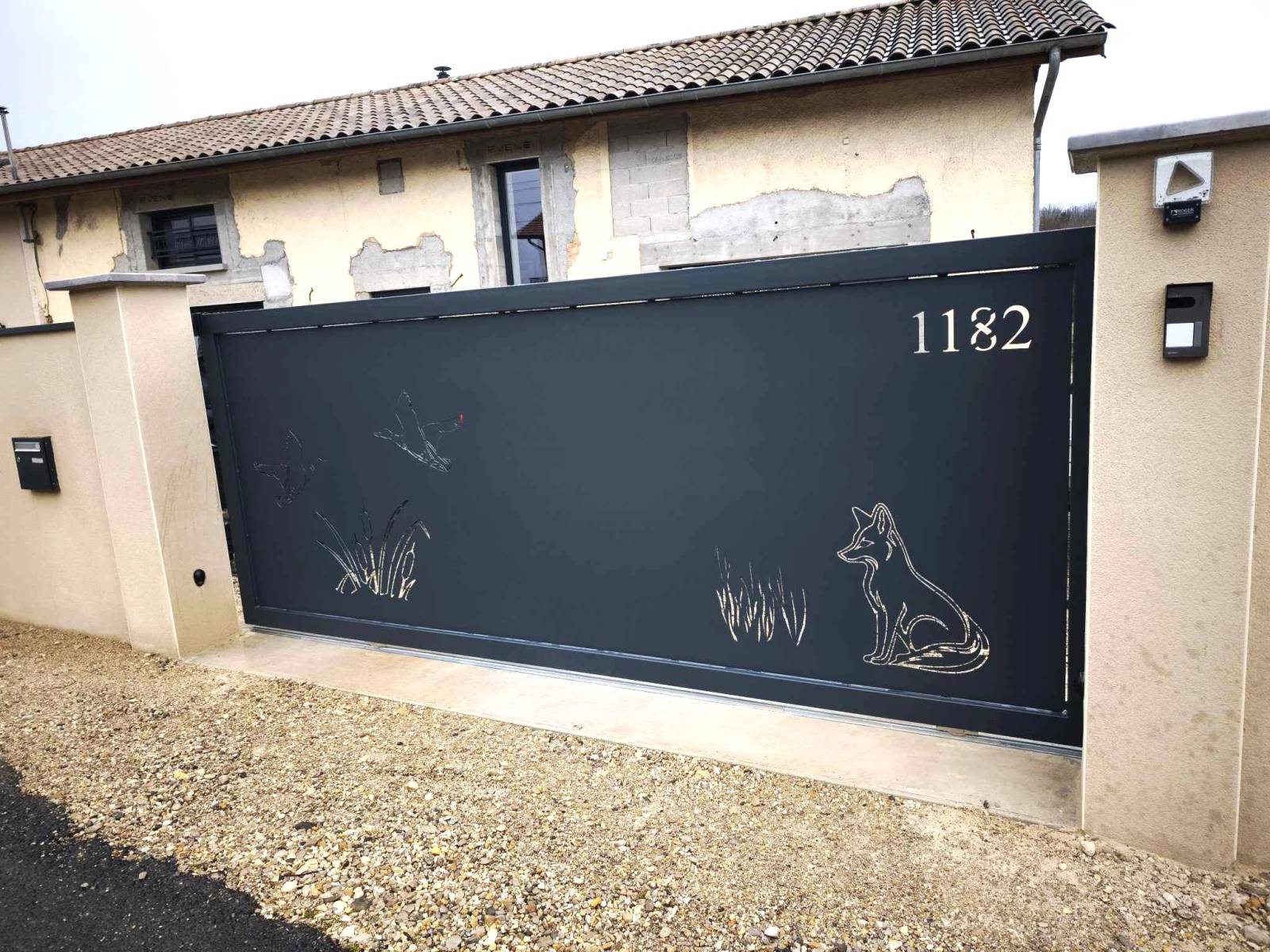 Conception de pergola en acier avec structure résistante et design élégant pour jardins ou terrasses par une entreprise spécialisée Ambérieu-en-Bugey 01500 Ain