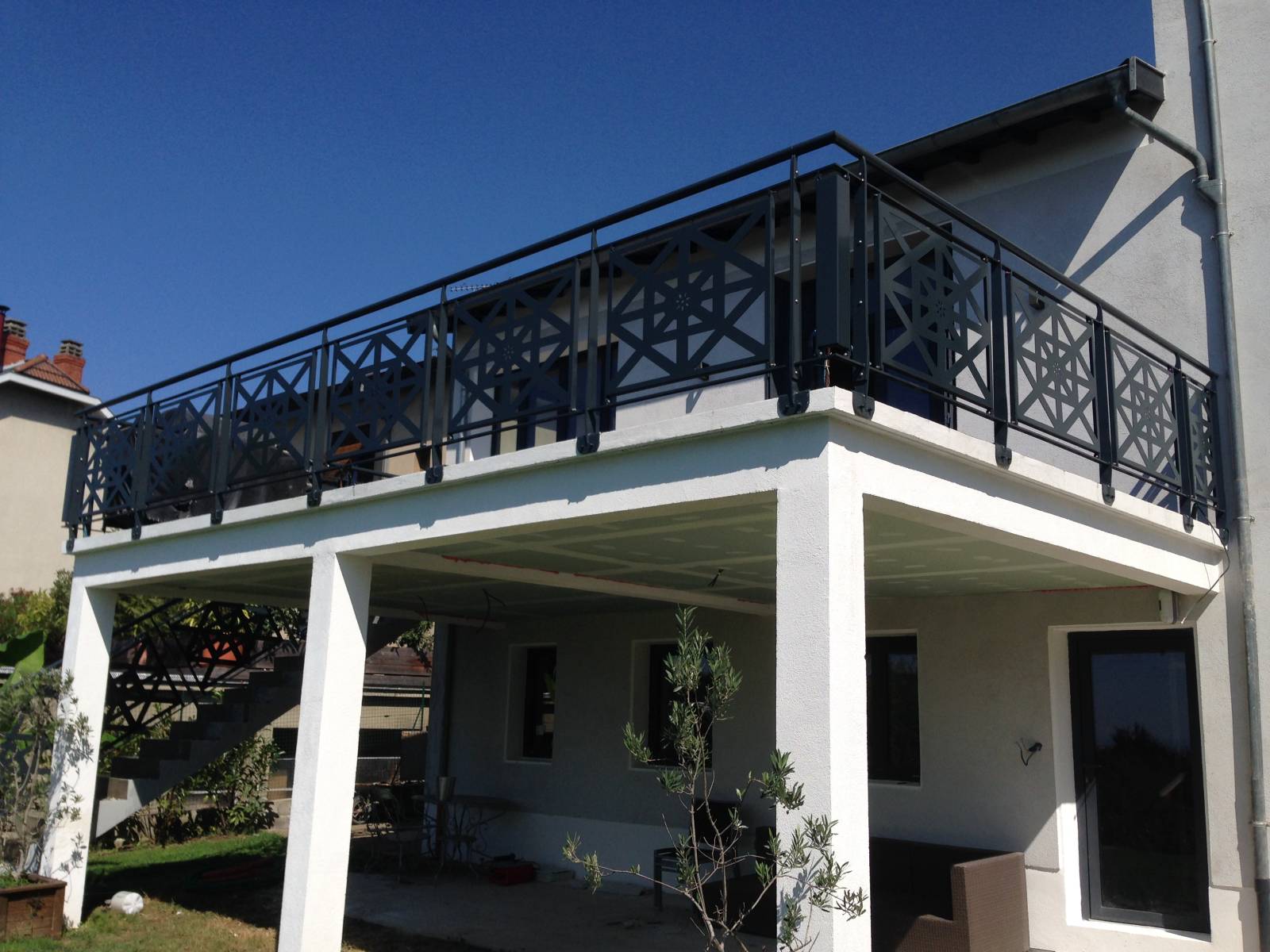 Réalisation de pergola bioclimatique en aluminium sur mesure par une entreprise spécialisée Ambérieu-en-Bugey 01500 Ain