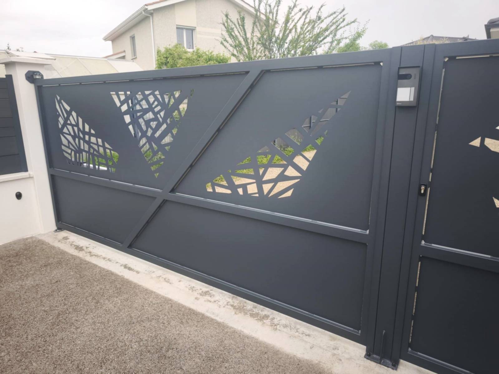 Fabrication sur mesure de portail métallique avec ouverture manuelle et sécurité renforcée par une entreprise spécialisée Bourg-en-Bresse 01 Ain