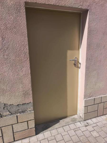 Remplacement d’une porte de service métallique à Saint-Symphorien-d’Ozon (69360) – Steel Fermeture