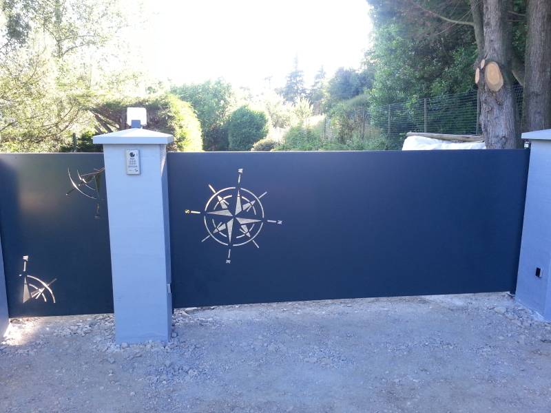 Portail un battant motorisé sur mesure, motif découpe laser sur la commune de Pérouges 01800