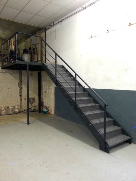 Fabrication sur mesure et pose d'un escalier droit type industriel dans le beaujolais proche Villefranche-sur-Saône