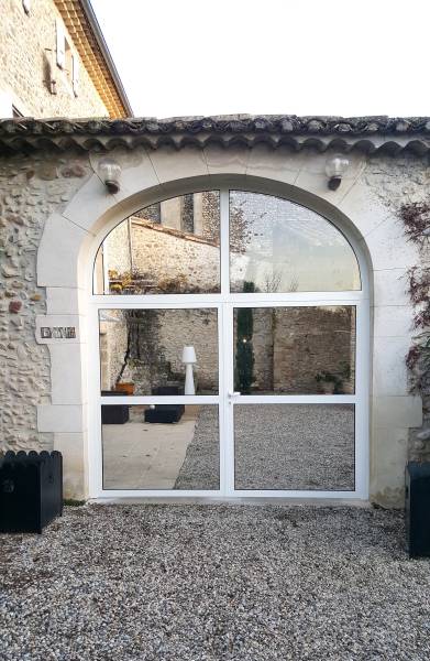 Fabrication et pose de porte vitrée sur mesure sur la région Rhône-Alpes proche Champagne au Mont d'Or 69410