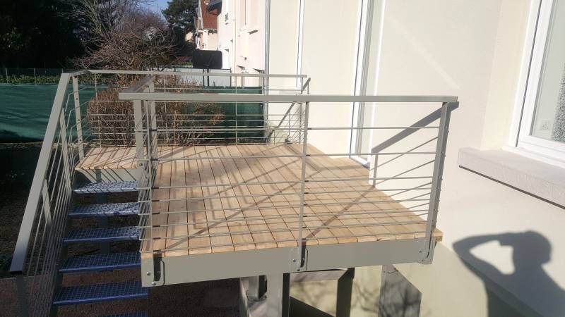 Fabrication sur mesure de terrasse surélevée en acier et bois – Métallerie à Saint-Priest 69800, Lyon et alentours