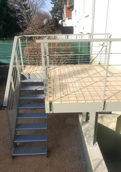 Fabrication sur mesure de terrasse surélevée en acier et bois – Métallerie à Saint-Priest 69800, Lyon et alentours