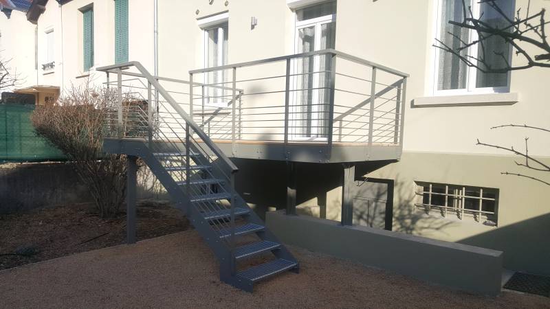 Fabrication sur mesure de terrasse surélevée en acier et bois – Métallerie à Saint-Priest 69800, Lyon et alentours