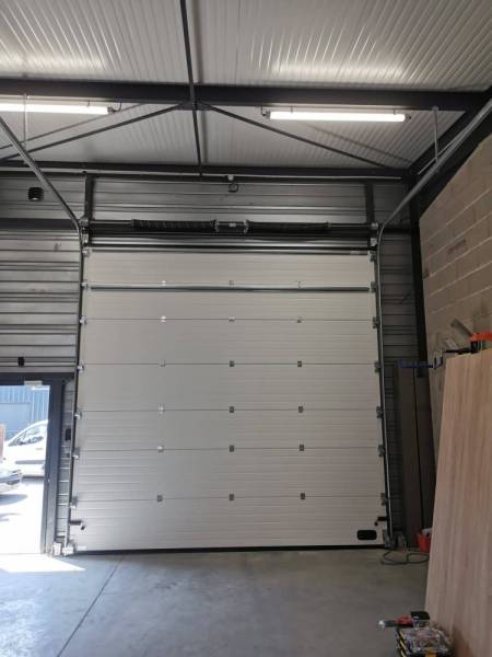 Remplacement et Installation d'une porte sectionnelle dans un entrepôt à LYON proche Genas 69740
