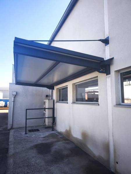 Création d’un auvent sur mesure en acier pour vélos à Décines-Charpieu 69150 – Métallerie Steel Fermeture