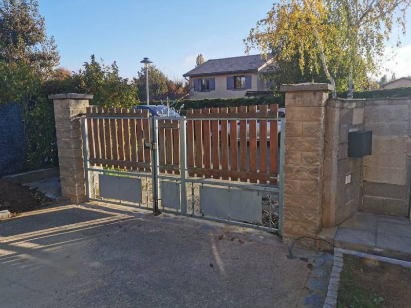 Portail coulissant motorisé sur mesure, motif découpe laser sur la commune de Villard les Dombes