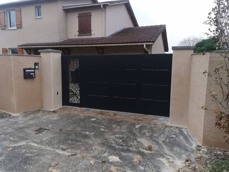 Portail coulissant motorisé sur mesure, motif découpe laser sur la commune de Villard les Dombes