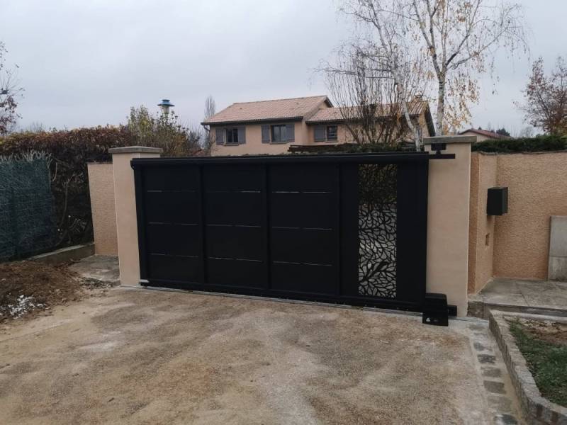 Portail coulissant motorisé sur mesure, motif découpe laser sur la commune de Villard les Dombes