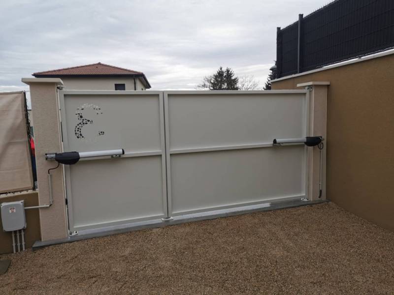 Portail deux battants motorisé sur mesure à Lyon Meyzieu 69330