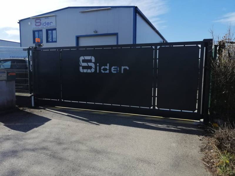 Portail coulissant industriel motorisé sur-mesure à Meximieux dans la région d'Ambérieu-en-Bugey