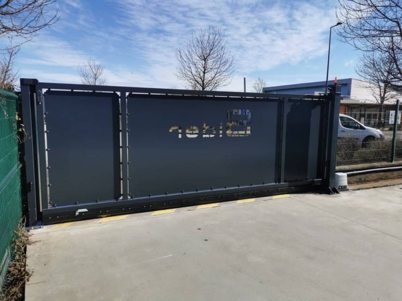 Portail coulissant industriel motorisé sur-mesure à Meximieux dans la région d'Ambérieu-en-Bugey