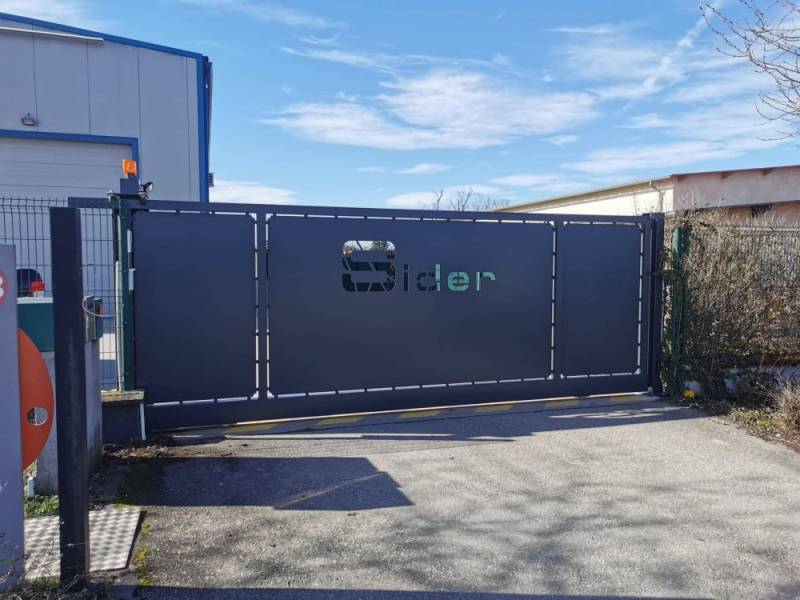 Portail coulissant industriel motorisé sur-mesure à Meximieux dans la région d'Ambérieu-en-Bugey