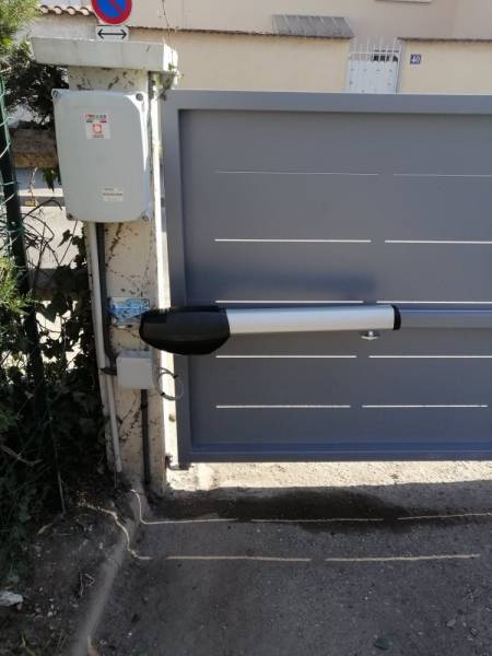 Portail battant acier motorisé sur mesure à Meximieux et la région de Bourg-en-Bresse et Villars-les-dombes