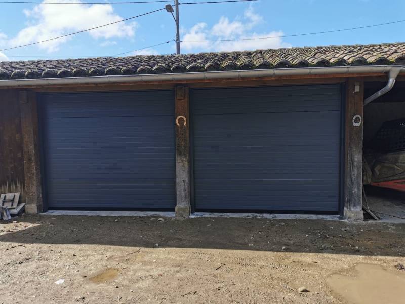 Fourniture et pose de deux portes de garage sectionnelles motorisées à Charnoz sur Ain 01800 proche Ambérieu-en-Bugey 01500