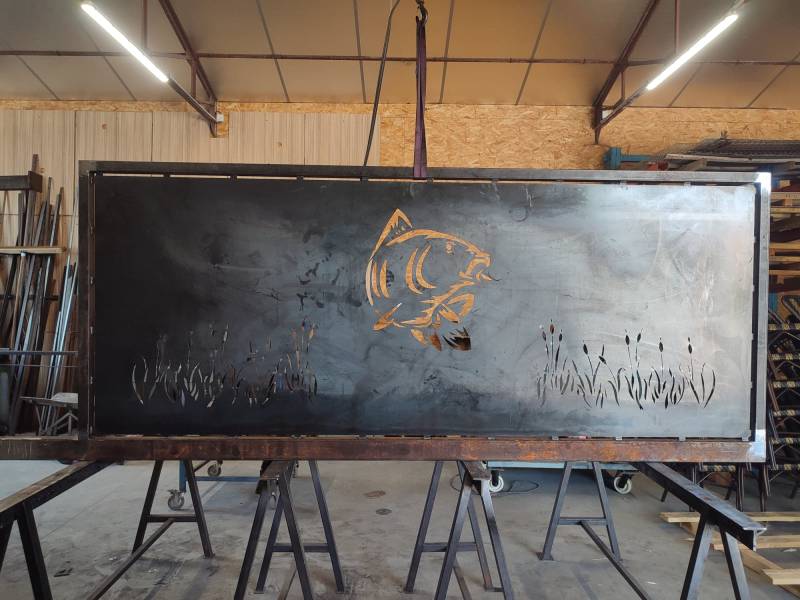 Portail sur mesure coulissant motorisé avec portillon et tôle découpe laser sur mesure modèle carpe – Châtillon-sur-Chalaronne (01400)