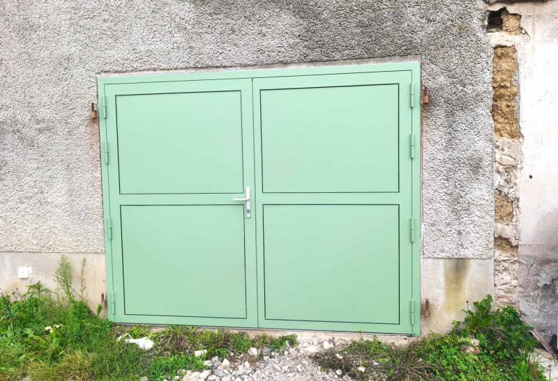 Réalisation de portes métalliques sur mesure et porte sectionnelle – Est lyonnais, Rhône (69)