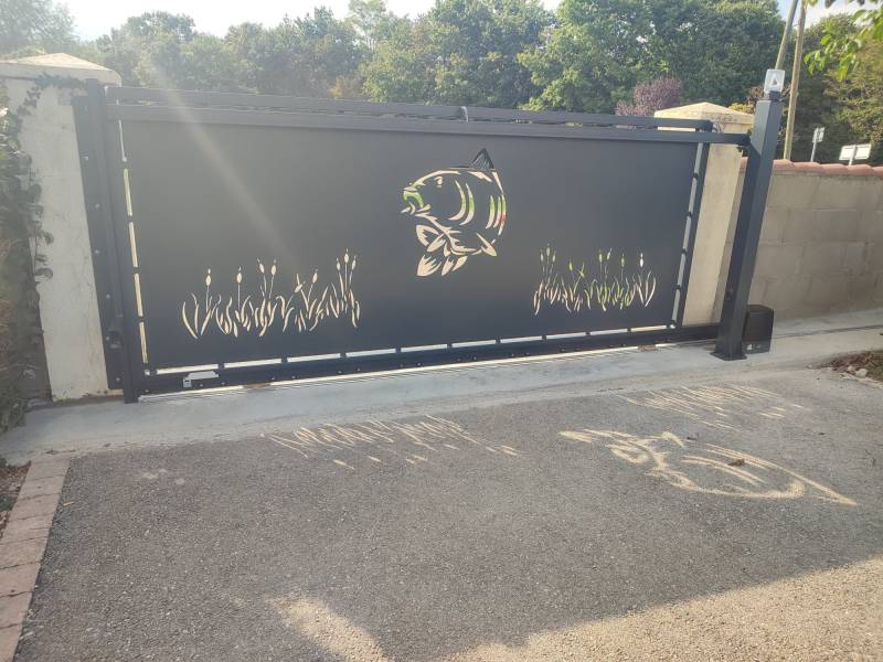 Portail sur mesure coulissant motorisé avec portillon et tôle découpe laser sur mesure modèle carpe – Châtillon-sur-Chalaronne (01400)