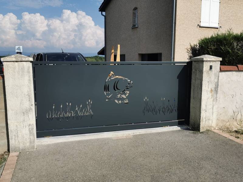 Portail sur mesure coulissant motorisé avec portillon et tôle découpe laser sur mesure modèle carpe – Châtillon-sur-Chalaronne (01400)