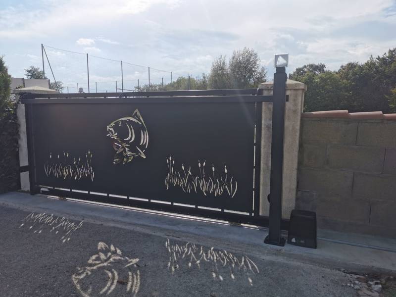 Portail sur mesure coulissant motorisé avec portillon et tôle découpe laser sur mesure modèle carpe – Châtillon-sur-Chalaronne (01400)