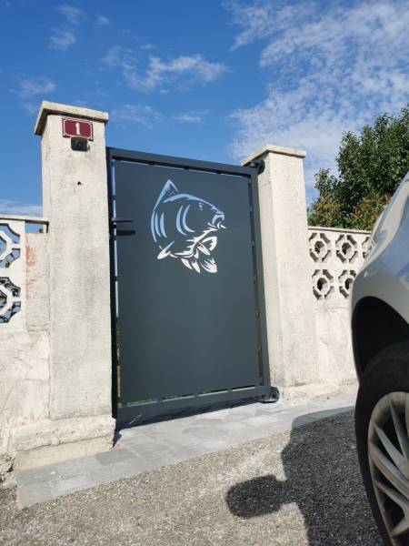 Portail sur mesure coulissant motorisé avec portillon et tôle découpe laser sur mesure modèle carpe – Châtillon-sur-Chalaronne (01400)