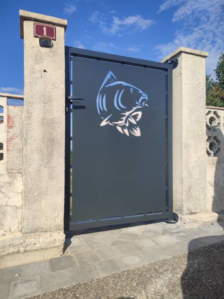 Portail sur mesure coulissant motorisé avec portillon et tôle découpe laser sur mesure modèle carpe – Châtillon-sur-Chalaronne (01400)
