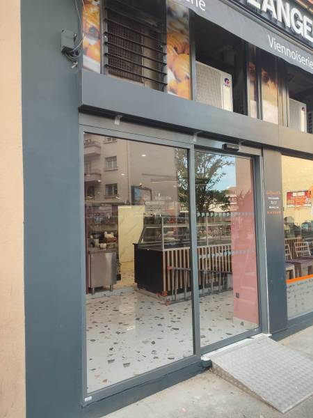 Remplacement des devantures et des portes piétonnes pour une boulangerie sur Villeurbanne 69100