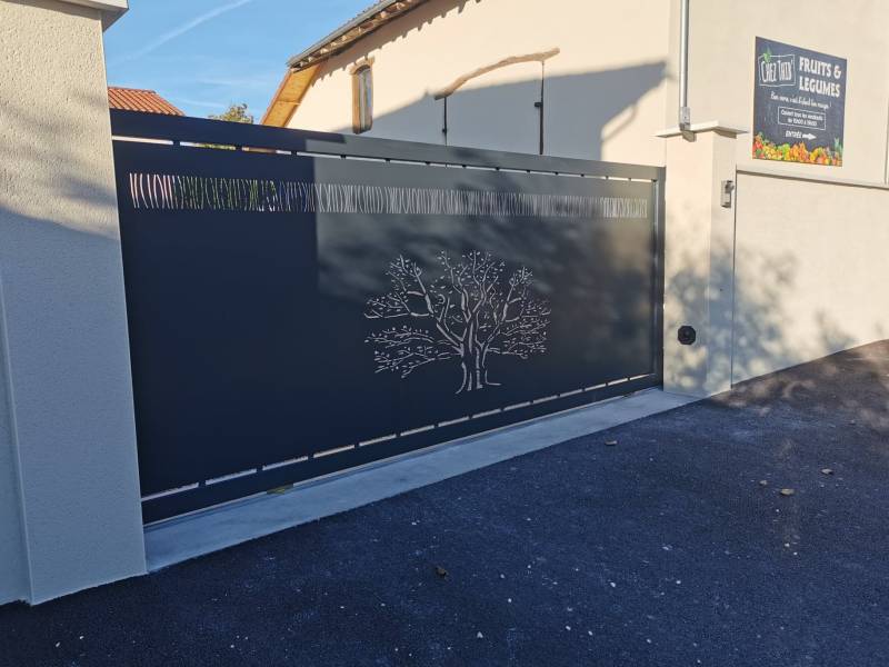 Portail coulissant motorisé sur mesure avec découpe laser arbre de vie et visiophone connecté – Installation à Romans (01400)