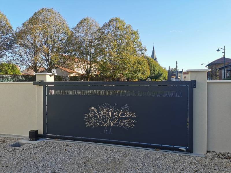 Portail coulissant motorisé sur mesure avec découpe laser arbre de vie et visiophone connecté – Installation à Romans (01400)