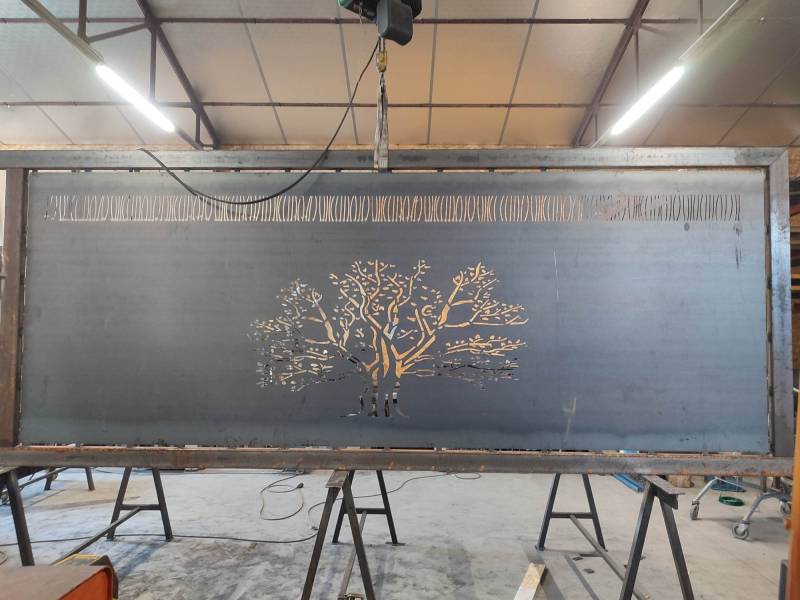 Portail coulissant motorisé sur mesure avec découpe laser arbre de vie et visiophone connecté – Installation à Romans (01400)