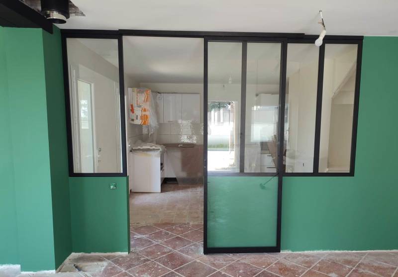 Fabrication sur mesure d'une verrière et porte coulissante sur la commune de Beynost 01700