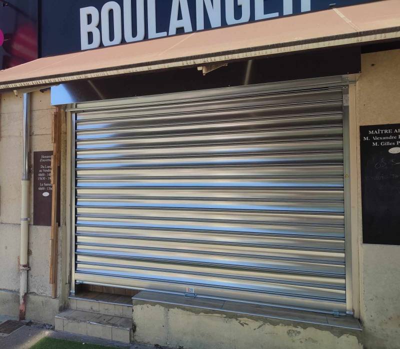 Installation d'un rideau métallique pour une boulangerie sur Saint Fons et Ain, 01800, Rhône-Alpes