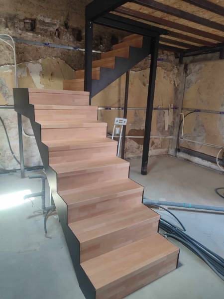 Mezzanine et escalier sur mesure dans un appartement sur Neuville-sur-Saône proche Saint-Didier-au-Mont-d'Or 69370