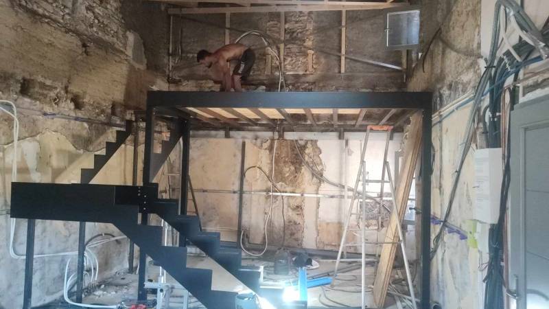 Mezzanine et escalier sur mesure dans un appartement sur Neuville-sur-Saône proche Saint-Didier-au-Mont-d'Or 69370