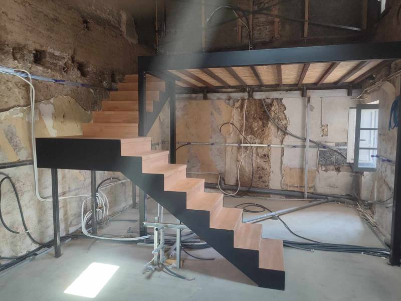 Mezzanine et escalier sur mesure dans un appartement sur Neuville-sur-Saône proche Saint-Didier-au-Mont-d'Or 69370