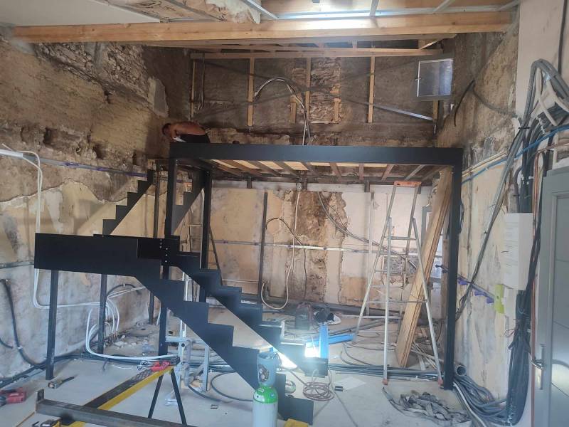 Mezzanine et escalier sur mesure dans un appartement sur Neuville-sur-Saône proche Saint-Didier-au-Mont-d'Or 69370