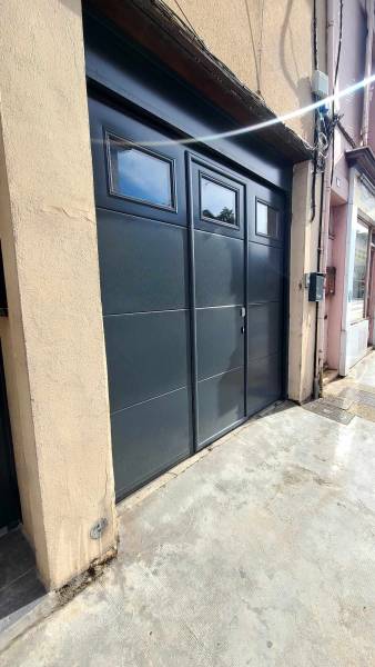 Fourniture et pose d'une porte sectionnelle sur mesure avec portillon intégré à Bourgoin-Jallieu (38300)