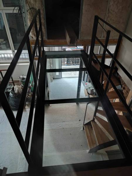 Escalier double quart tournant sur mesure avec passerelle vitrée sur Croix Rousse