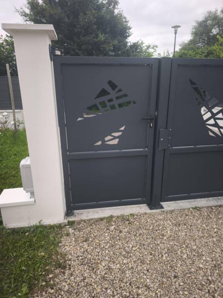 Portail sur mesure acier sur la commune de Chalamont 01320 Rhône-Alpes, Villars-Les-Dombes