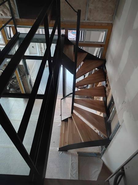 Escalier double quart tournant sur mesure avec passerelle vitrée sur Croix Rousse