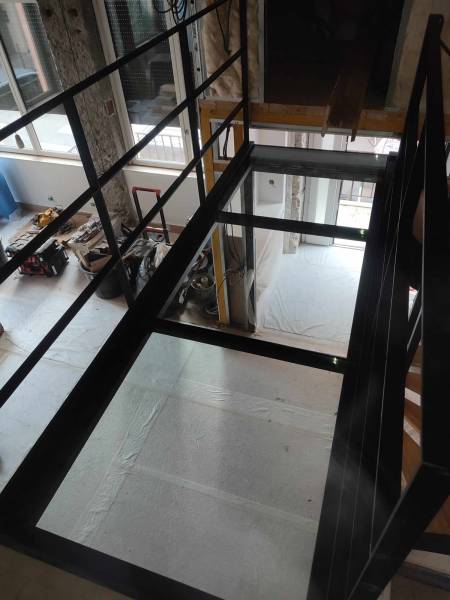 Escalier double quart tournant sur mesure avec passerelle vitrée sur Croix Rousse